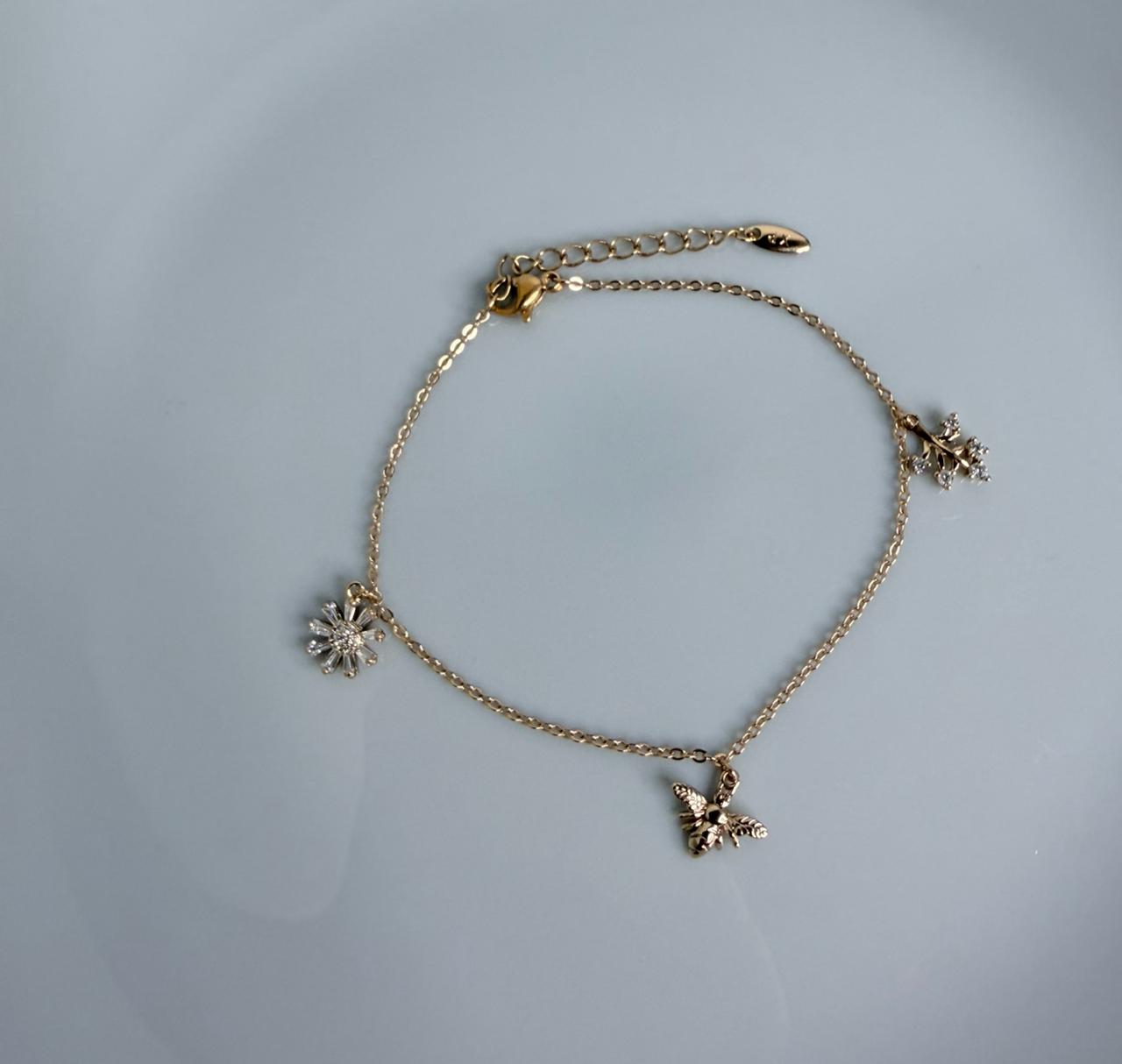 PULSERA ALIACION DE COBRE CON DETALLE ABEJA ,FLOR Y HOJA DOBLE ENCHAPE 18K(20CM)