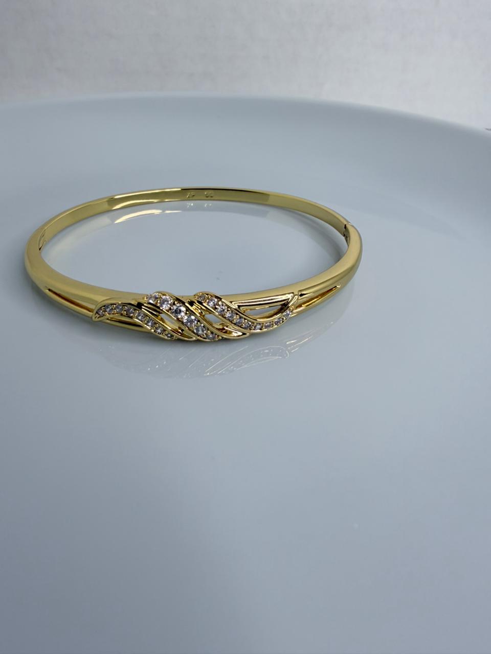 BRAZALETE CON DISEÑO DE OLAS 24K  (  57+2MM)