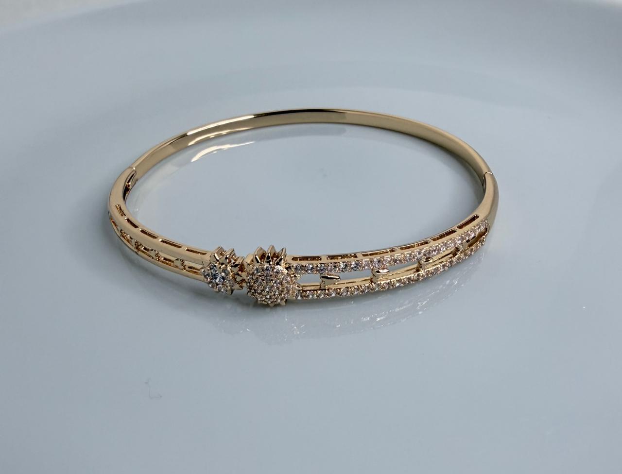 BRAZALETE GIRASOL CON CIRCONES BLANCOS DOBLE ENCHAPE 18K(57+2MM)