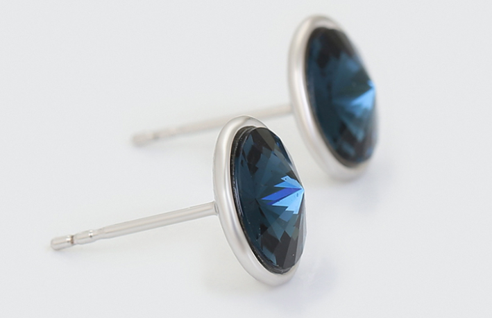 ARETE CON CRISTAL AZUL CHAPADO EN PLATINO