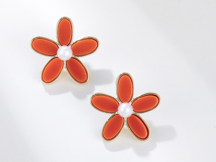ARETE FLOR ESMALTADO EN ROJO  DOBLE ENCHAPE 14K