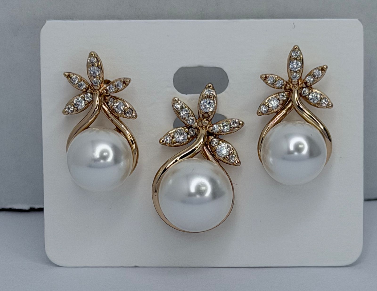 DIJE Y ARETE CON FLOR Y PERLA DOBLE ENCHAPE 18K