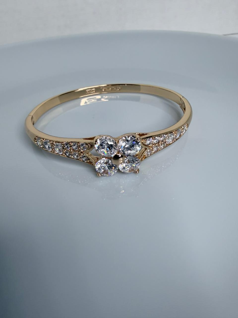 BRAZALETE CON FLOR DOBLE ENCHAPE 18K