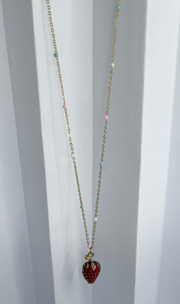 CADENA CON BOMBITAS DE COLOR /DIJE FRESA ESMALTADA  DOBLE ENCHAPE 14K(45CM+5CM)
