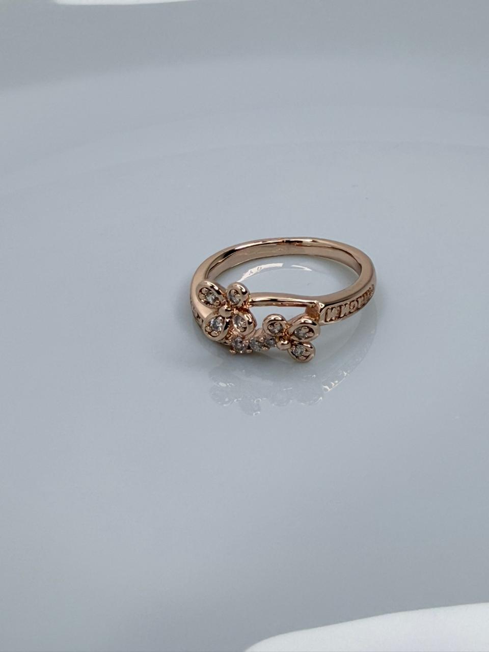 ANILLO CON ADORNO DE FLOR COLOR ORO ROSE  (TALLA 6)